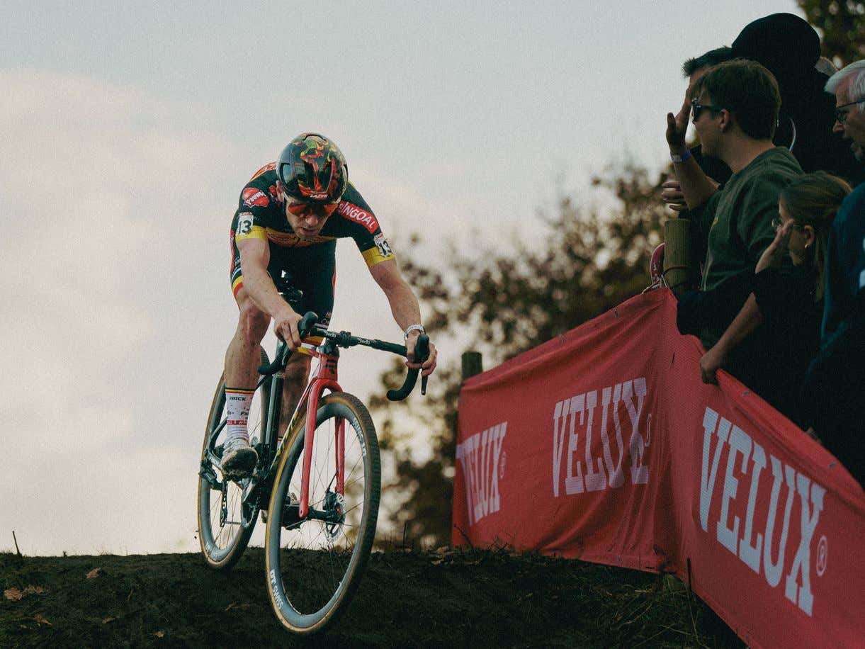 El 'bad boy' del ciclocross endereza una campaña de polémicas con victorias