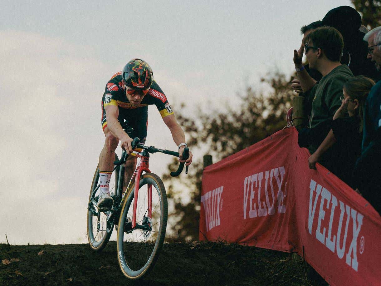 Eli Iserbyt, vestido de campeón belga, hacia el triunfo en Amberes.