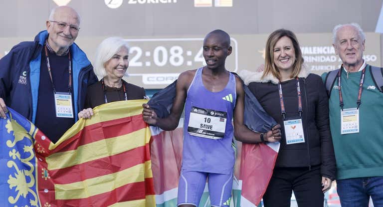 Juan Roig junto al ganador de la prueba y las autoridades valencianas.