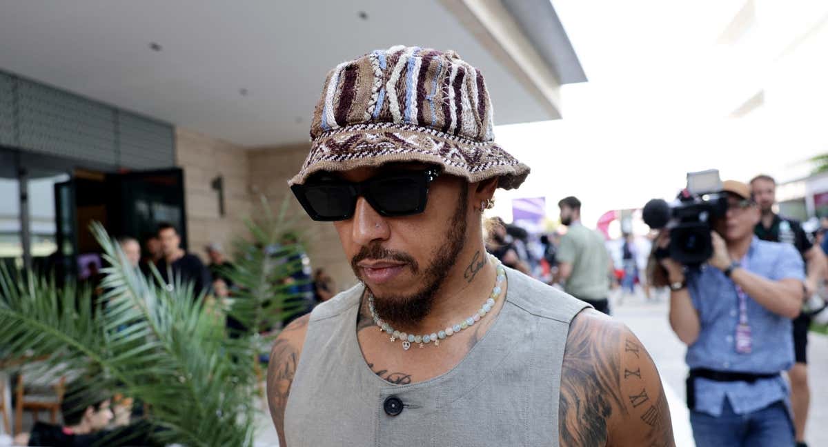 Hamilton, llegando a Catar. /REUTERS