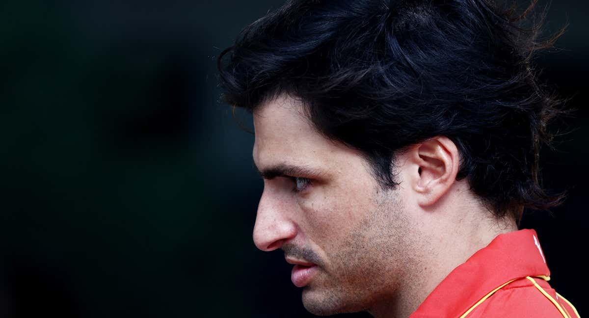 Carlos Sainz camina por el