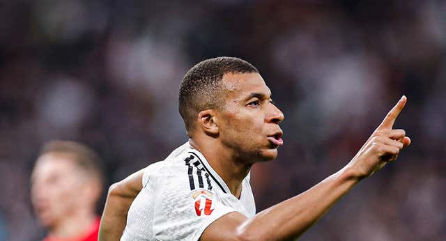 Kylian Mbappé cambia el paradigma del Bernabéu con las estrellas del Real Madrid en sus horas más bajas