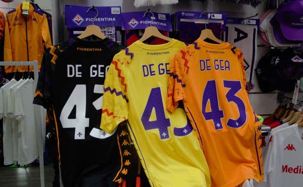 Camisetas de De Gea en la tienda oficial de la Fiorentina.