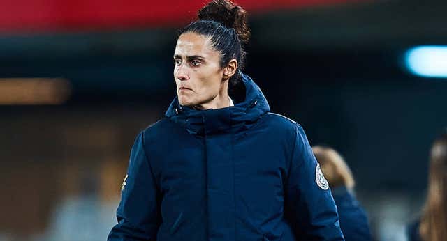 Un vídeo y una manita para que Montse Tomé se olvide de la pegada… a falta de Francia
