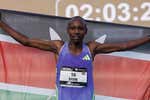 Sebastian Sawe reina en el Maratón de Valencia y Majida Mayoouf roza la gesta