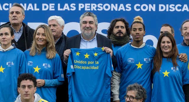 Eurodiputados se visten de corto para disputar un partido de fútbol inclusivo por el Día de la Discapacidad