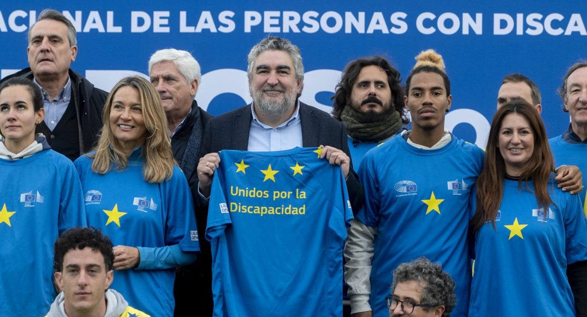 La eurodiputada del PP, Susana Solís y el presidente del Consejo Superior de Deportes, José Manuel Rodríguez Uribes posan durante el evento deportivo 'Unidos por la Discapacidad'.