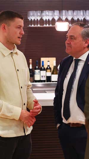 Aperribay escucha atentamente las palabras de Finnbogason.  Relevo