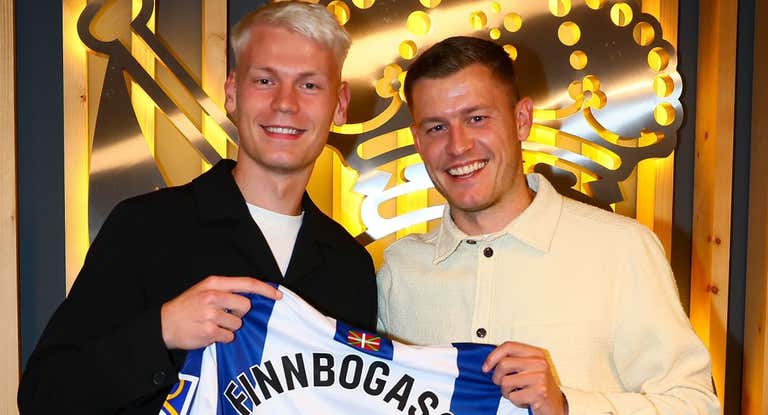 Alfred Finnbogason junto a Orri Oskarsson en el palco del Reale Arena.