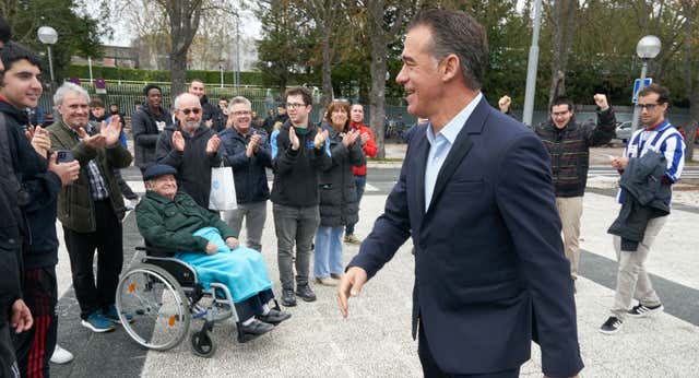 Luis García se va con lágrimas y aclamado por la afición del Alavés: “¡Te queremos; vas a volver!”