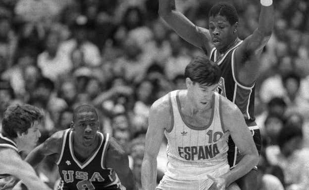 Fernando Martín defendido por Michael Jordan y Pat Ewing en la final de Los Ángeles 84. Efe