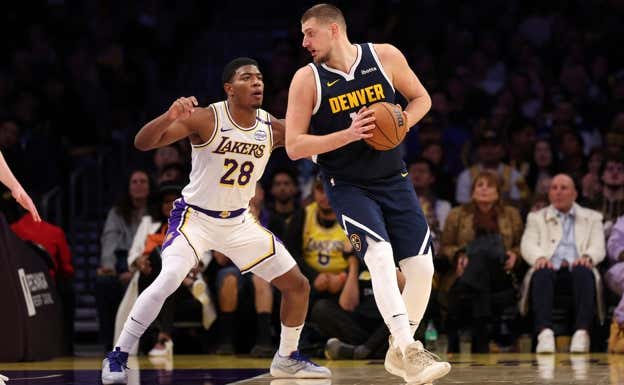 Nikola Jokic ejerce una acción de pivotar durante un partido de la NBA. REUTERS