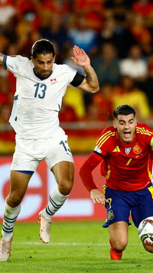 Ricardo Rodríguez durante un partido entre Suiza y España. EFE