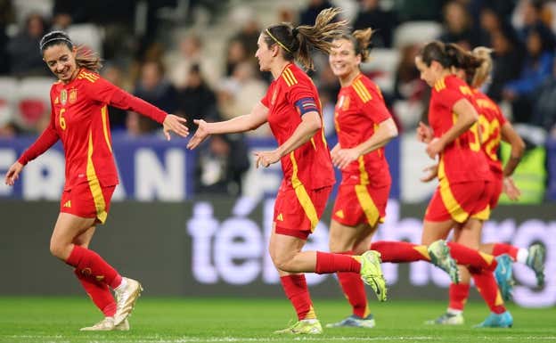 Aitana y Mariona celebrando un gol.  RFEF
