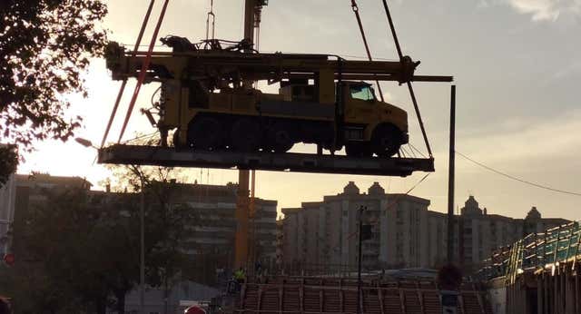Limak siembra el caos junto al Camp Nou: una grúa corta el tráfico sin permiso de la Guardia Urbana y los vecinos se hartan