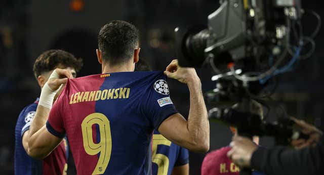 El Barça pierde ocho puntos y el aura, pero conoce a sus intocables en el ‘november shit’ de Flick