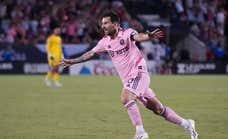 Messi celebra la presencia en el Mundial de Clubes con el MVP de la MLS