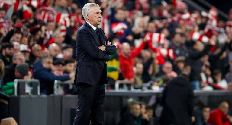 Carlo Ancelotti, pensativo durante el Athletic-Madrid en San Mamés.