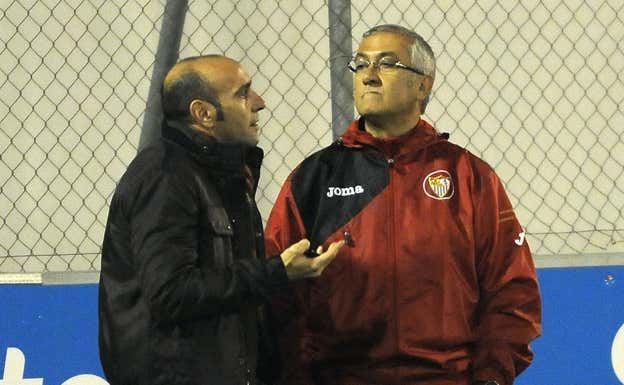 Monchi dialoga con Manzano. Jesús Spínola/ABC.