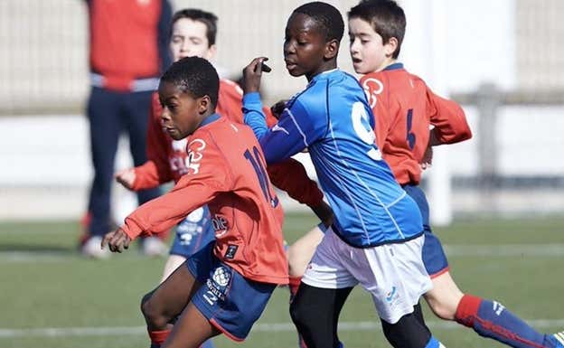 Nico Williams y Adama Boiro, enfrentados en su formación. RELEVO