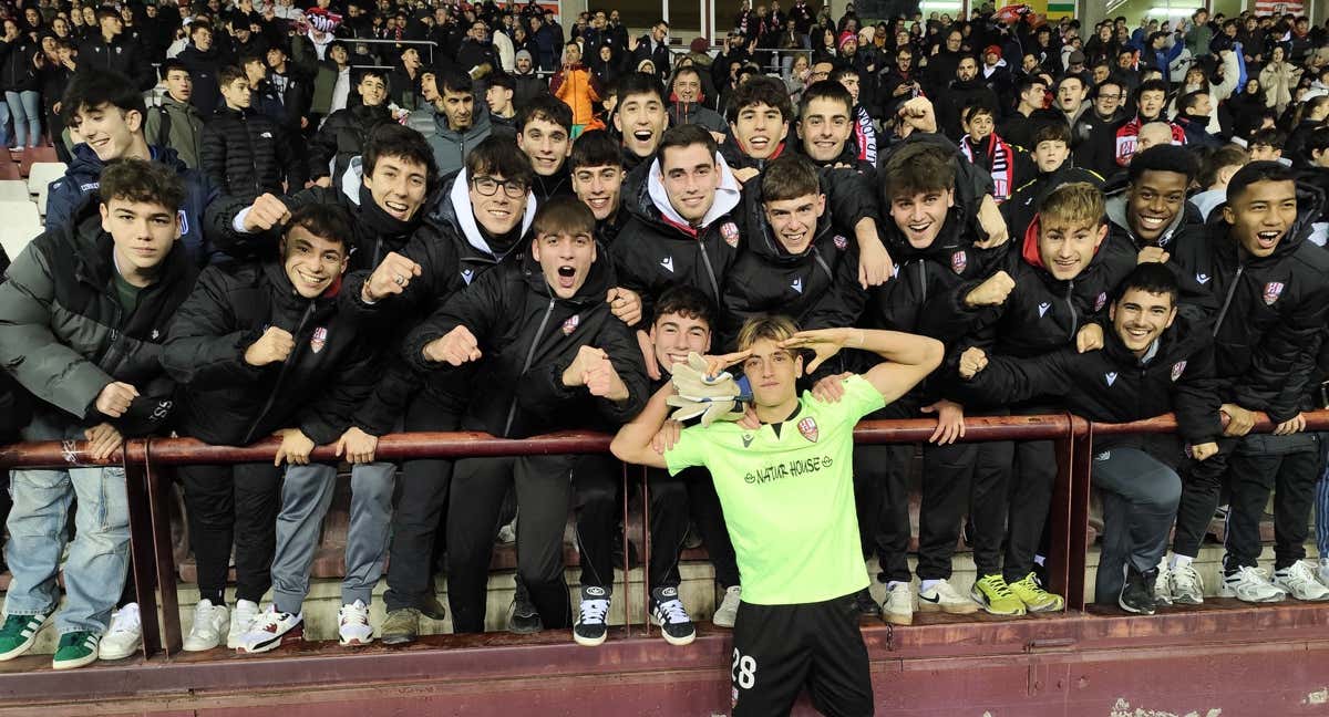 Pol Arnau celebra la clasificación del Logroñés.