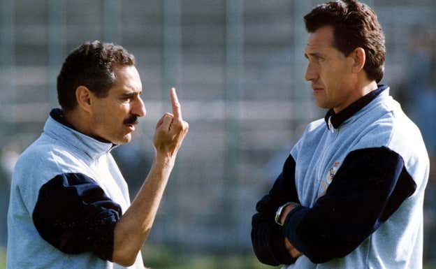Cappa habla con Valdano.