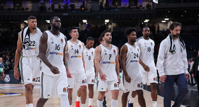 Caras de circunstancia en los jugadores del Real Madrid tras la derrota ante el Fenerbahçe.