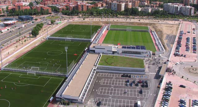 Sin camilla, ni ambulancia y usando trozos de cartón: así se vivió una nueva lesión que pone en el foco a la Ciudad Deportiva del Rayo