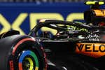 Carlos Sainz, tercero, salva los muebles de Ferrari mientras McLaren acaricia el Mundial; Fernando Alonso saldrá octavo