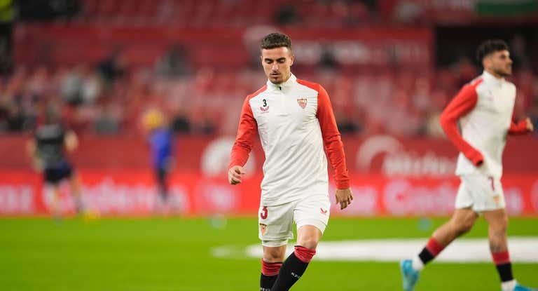 Pedrosa antes de un partido con el Sevilla, será baja.