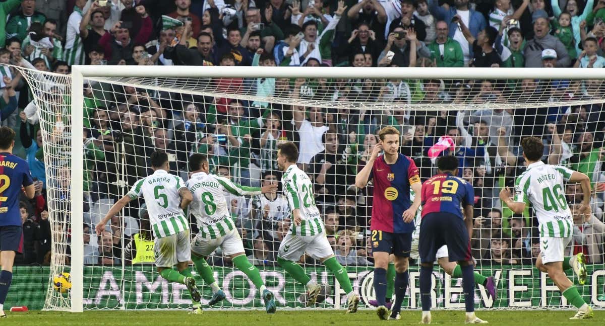 De Jong y Lamine, después del primer gol del Betis.