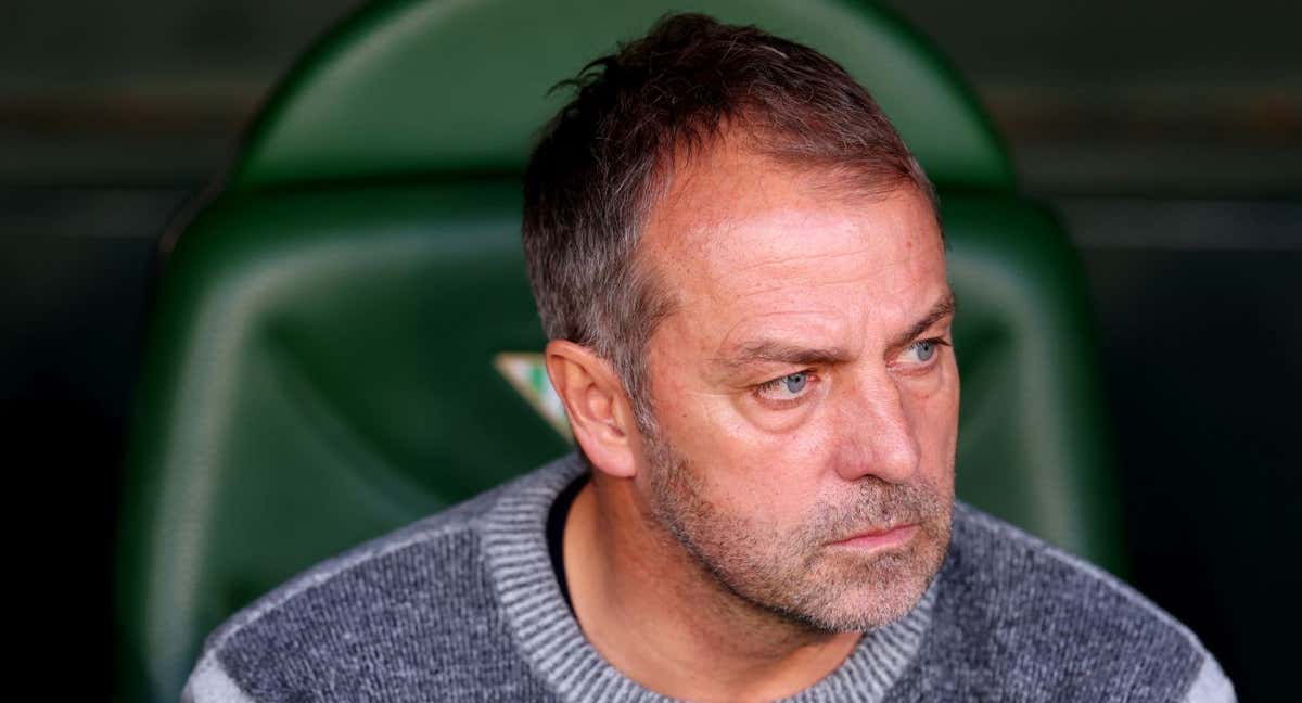 Hansi Flick, durante un momento en el encuentro ante el Betis.