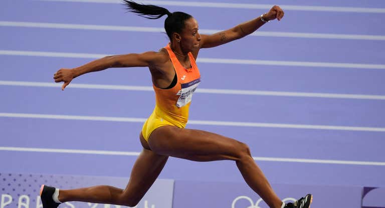 Ana Peleteiro, durante la final olímpica de triple salto en París 2024.