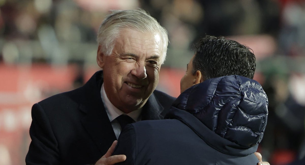 Ancelotti saluda a Míchel.