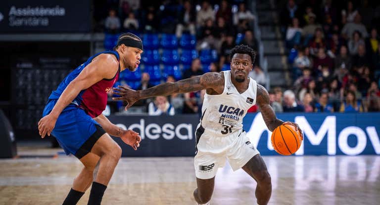 Un momento del juego entre Dylan Ennis y Justin Anderson.