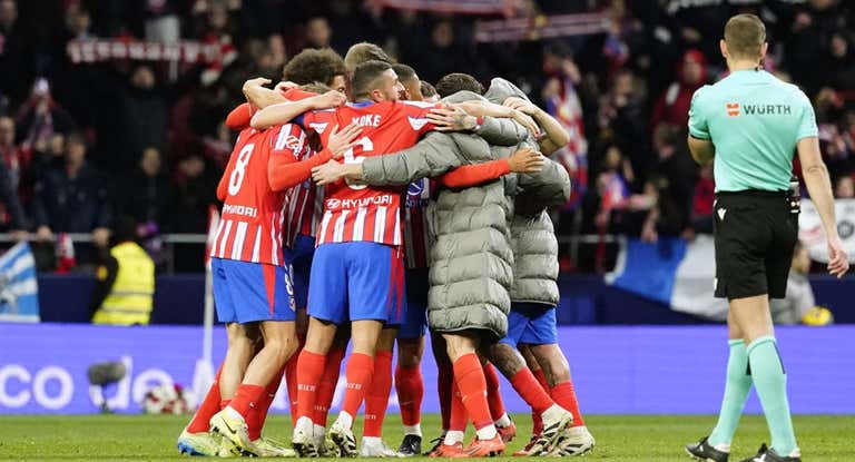 Los jugadores del Atleti celebran la épica victoria en casa ante el Sevilla.