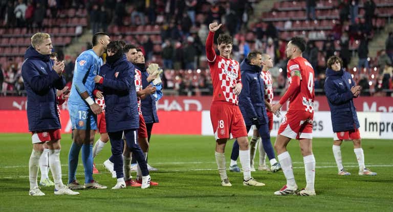 Los futbolistas del Girona tras la derrota ante el Madrid.