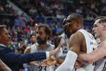¡Tres descalificados en el Real Madrid - Unicaja tras una acción en la que Serge Ibaka agarró del cuello a Dylan Osetkowski!
