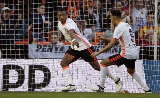 Luis Nani celebra un gol en Mestalla junto con Munir  Archivo.