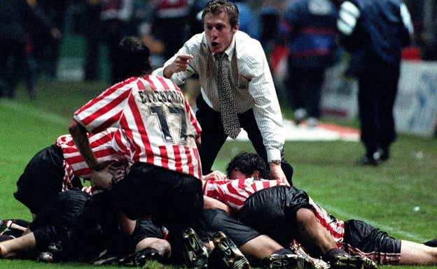 Luis Fernández celebra junto a sus jugadores el gol de la remontada. Archivo