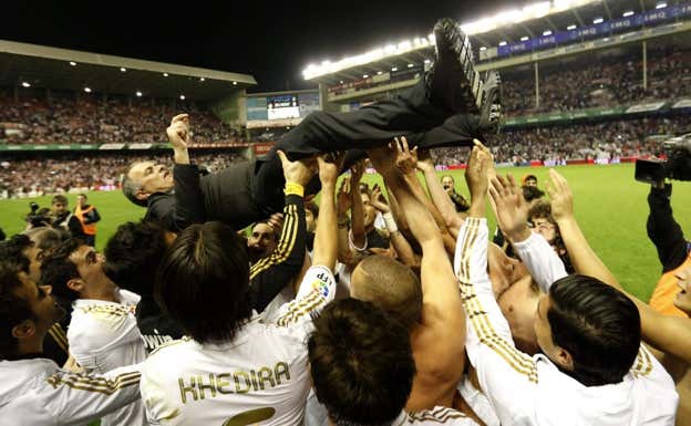 José Mourinho, manteado por sus jugadores tras ganar el título de LaLiga en San Mamés. Archivo