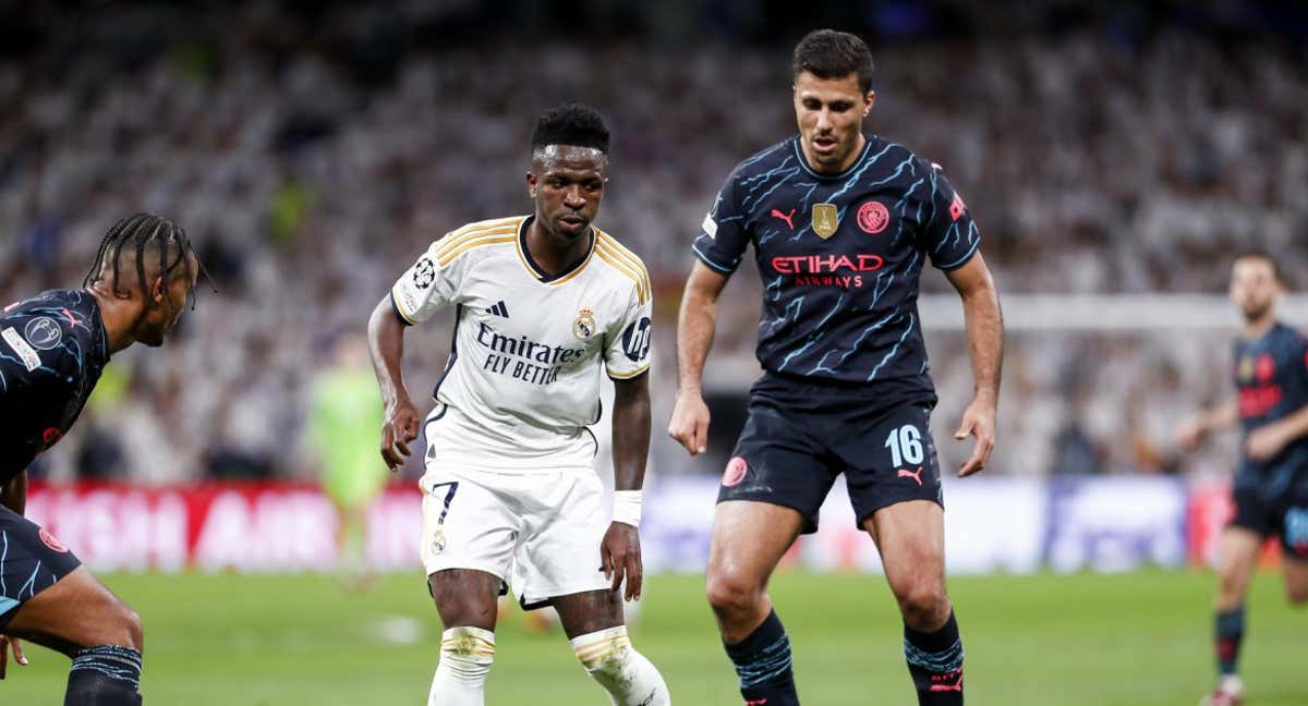 Vinicius y Rodrigo disputan un balón en un partido de la Champions League.