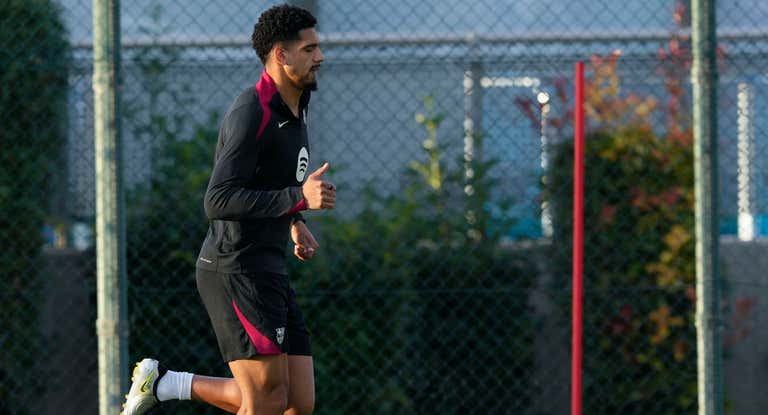 Araujo, en un entrenamiento con el Barcelona.
