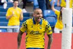 Sandro Ramírez y el despertar de un hombre aburrido por las lesiones que no olvida sus orígenes: «Es el futbolista del barrio que más ayuda presta»