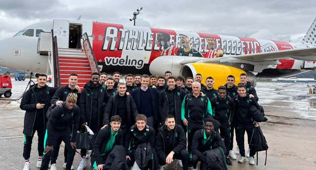 El Athletic pone rumbo a Estambul entre risas y presumiendo de avión