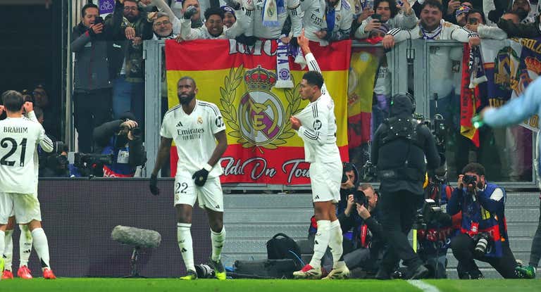 Bellingham celebran su gol a la Atalanta.