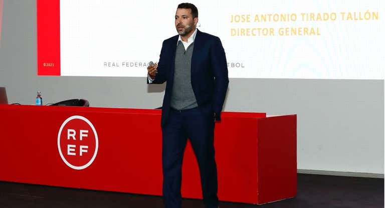 José Antonio Tirado durante una ponencia en el curso de Directores Deportivos de la RFEF.