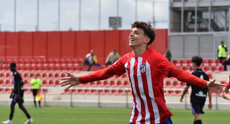 Sergio Esteban celebra un gol con el Atleti.