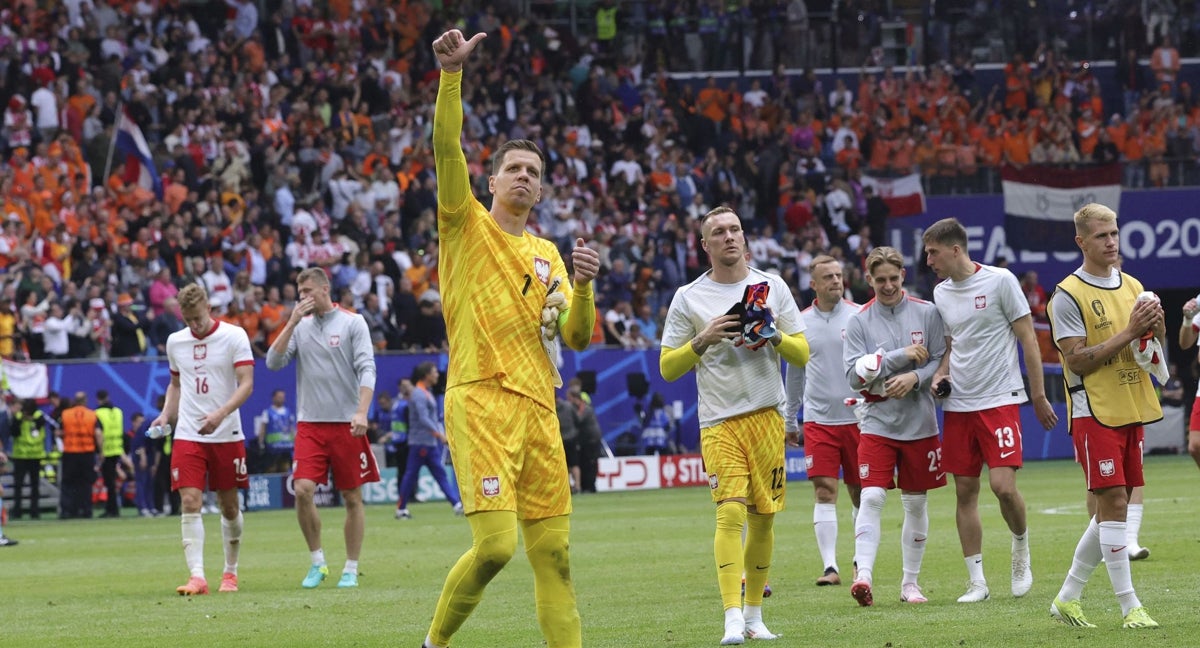 Szczesny agradece a la afición polaca su apoyo tras el partido contra Países Bajos.