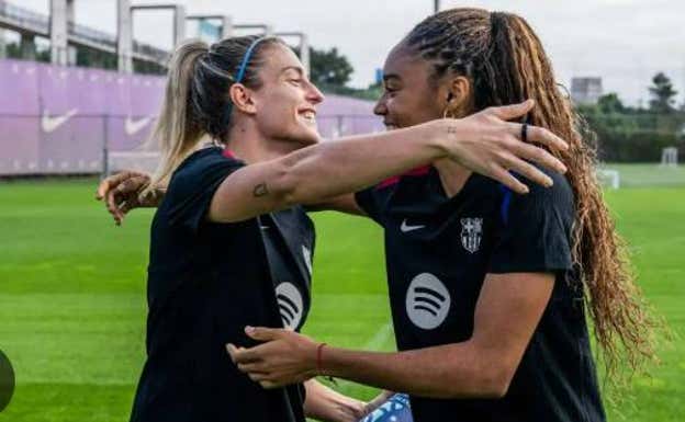Salma Paralluelo entrega a Alexia Putellas el premio de mejor jugadora del mes de octubre de Liga F.  FC BARCELONA FEMENINO